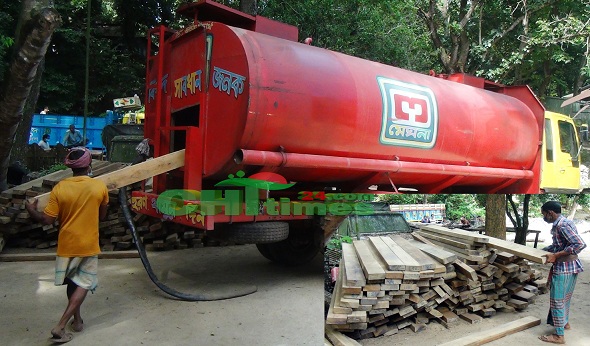 রাঙামাটি থেকে তেলের ট্যাংকারে পাচার হচ্ছে মূল্যবান কাঠ: গাড়িসহ চালক আটক