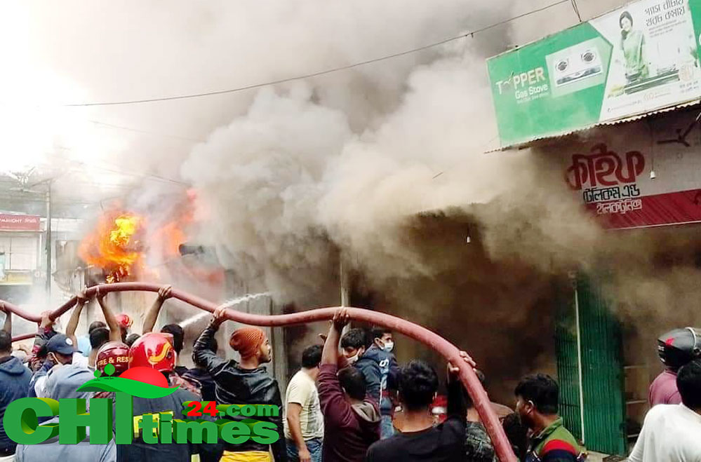 কেএসপ্রু মার্কেটে আগুনে নিঃস্ব হওয়া ব্যবসায়ি আবুল হাশেমের কান্না যেন থামছেই না! 