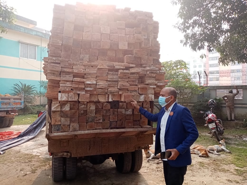 হাটহাজারীতে ইউএনও সাড়াশি অভিযানে ৩লক্ষ টাকার কাঠ জব্দ