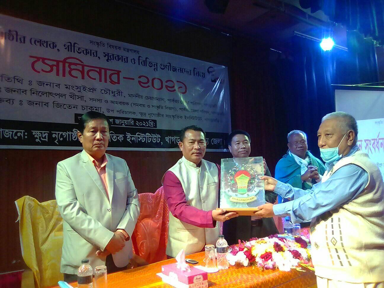 খাগড়াছড়িতে সাংস্কৃতিক গুণীজন সংবর্ধনায় মংসুইপ্রু চৌধুরী