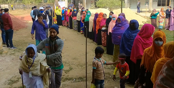 লামায় ভোটারের দীর্ঘ লাইনঃশান্তিপূর্ণভাবে ভোট গ্রহণ শুরু