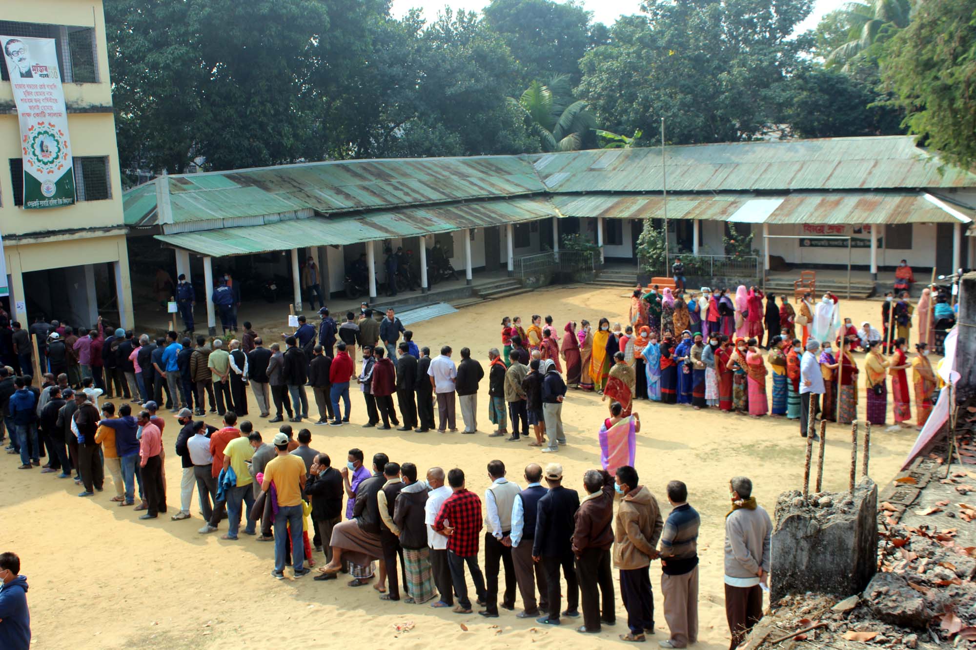 খাগড়াছড়ি পৌর  নির্বাচনে ইভিএমে ভোট দিতে আগ্রহী ভোটারদের সরব উপস্থিতি
