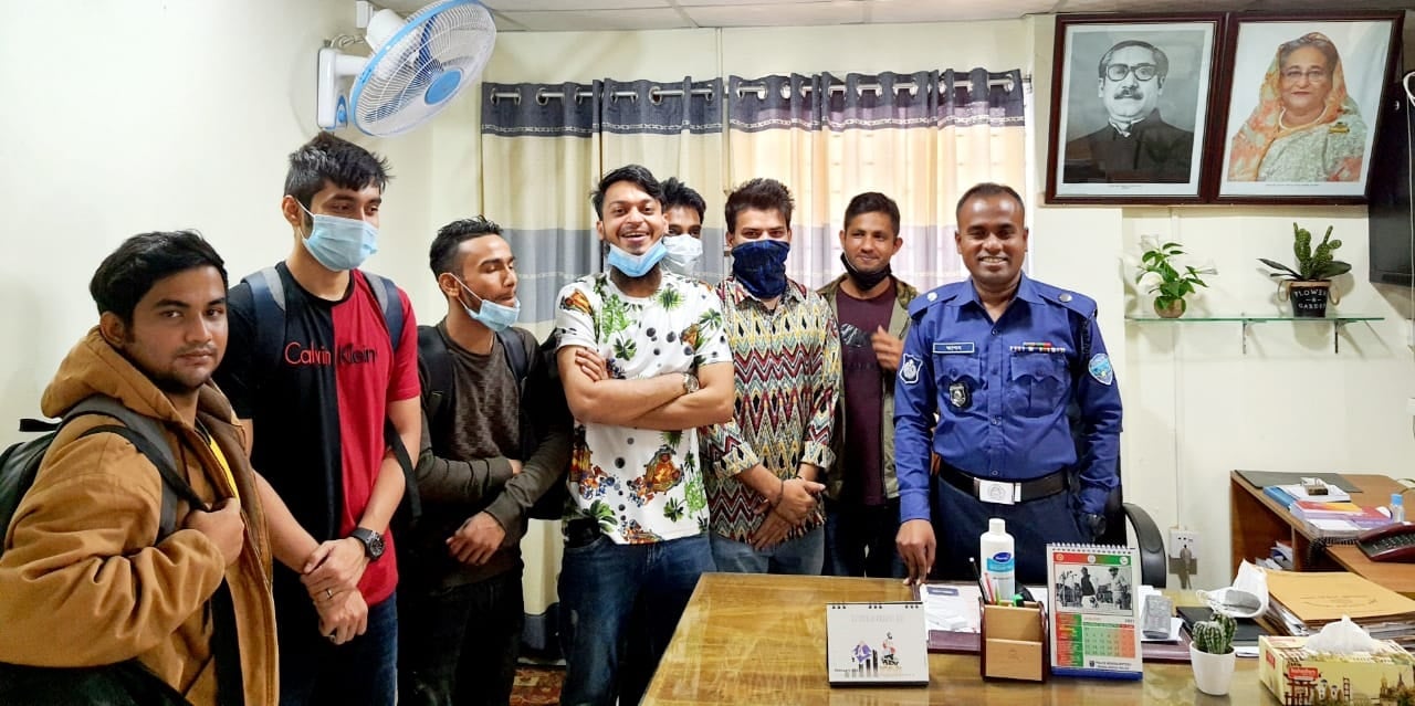 ৯৯৯ খবর পেয়ে উঁচু পাহাড়ে পথহারা ৬ শিক্ষার্থীকে উদ্ধার করলো রাঙামাটির পুলিশ
