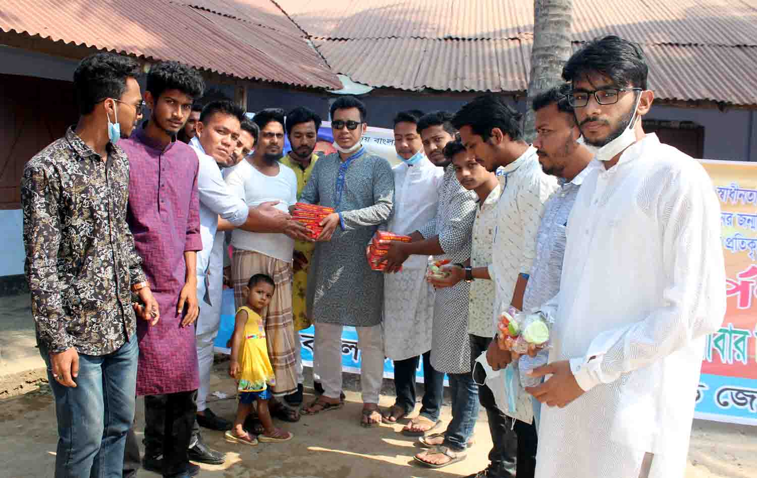 খাগড়াছড়িতে ১শ এতিম ছিন্নমুল পথশিশুদের ছাত্রলীগের খাবার বিতরণ 