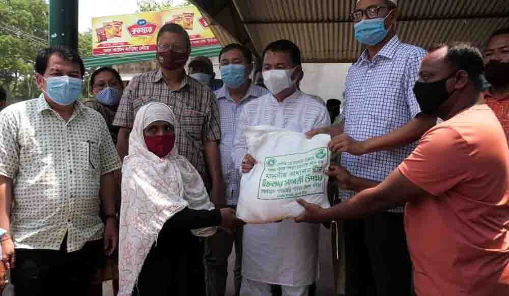 দীঘিনালার কর্মহীন ৭শ পরিবার পেল প্রধানমন্ত্রীর ইফতার সামগ্রী