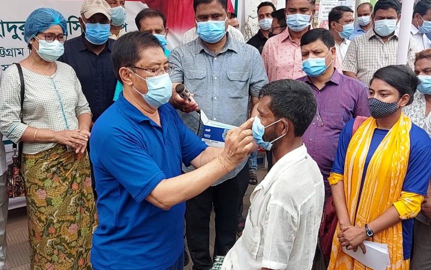বান্দরবানে মাষ্ক বিতরণ করলেন পার্বত্যমন্ত্রী