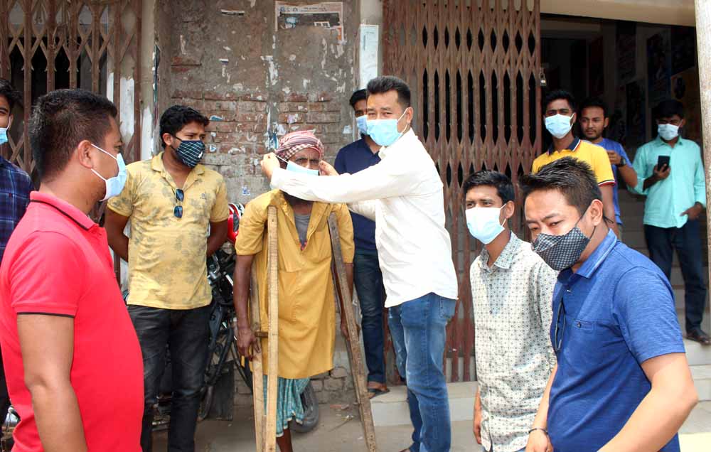 খাগড়াছড়িতে ছাত্রলীগের মাস্ক বিতরণ