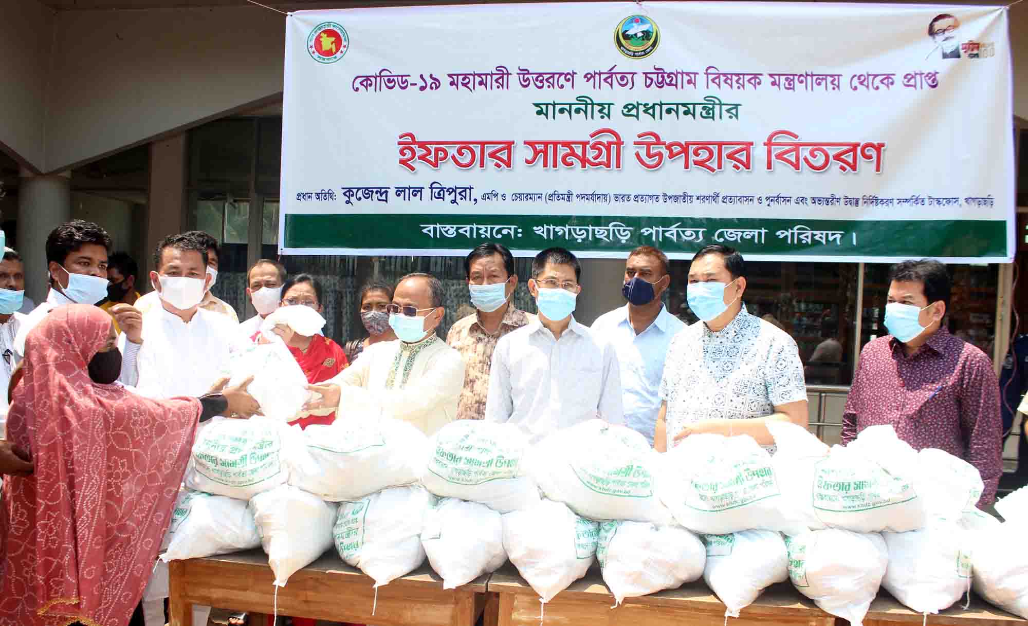 খাগড়াছড়িতে ইফতার সামগ্রী বিতরণের আনুষ্ঠানিক উদ্বোধন