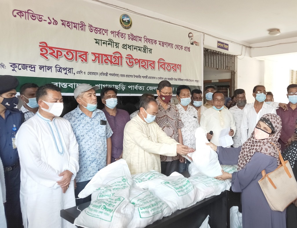 মাটিরাঙ্গায় প্রধানমন্ত্রীর ইফতার সামগ্রী বিতরণ করলেন এমপি