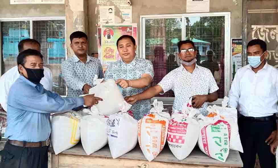 খাগড়াছড়িতে আইনজীবি’র সহকারীদের পাশে এড.আশুতোষ চাকমা