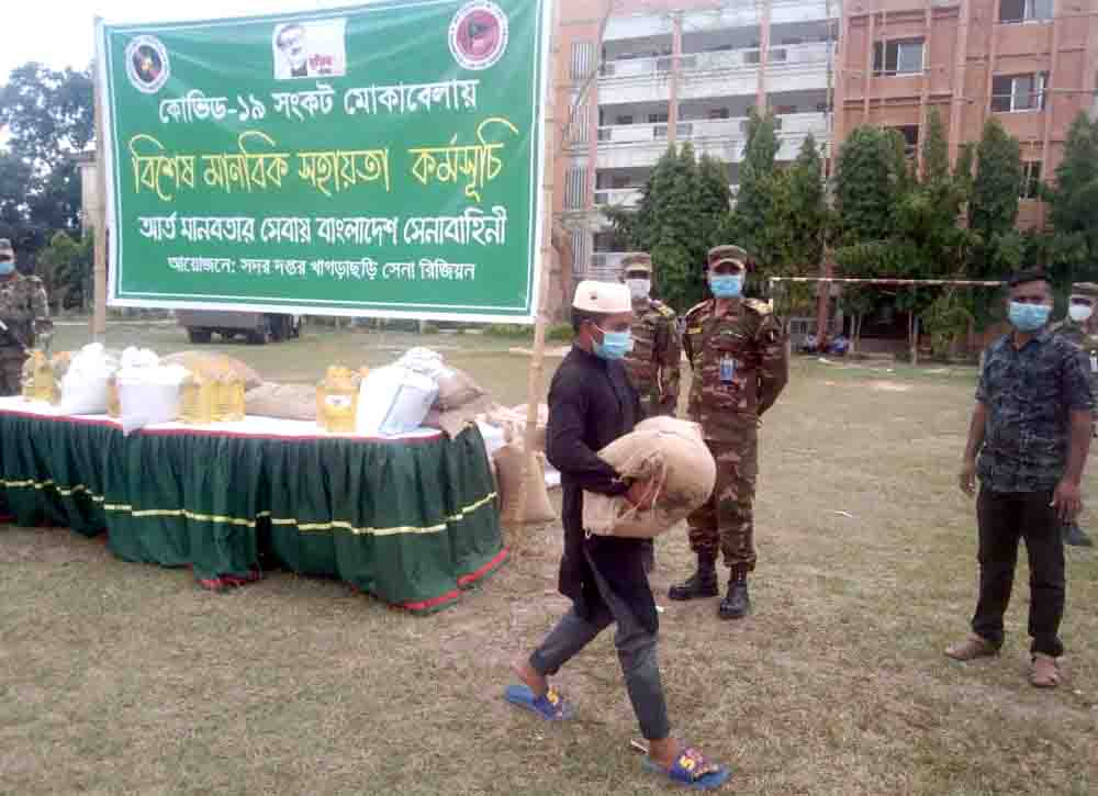 খাগড়াছড়ির এতিম শিক্ষার্থীদের মাঝে সেনাবাহিনীর খাদ্য সামগ্রী বিতরণ