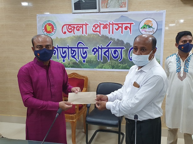 উৎসবের আনন্দ সবাই মিলে ভাগাভাগি বাঙালির আবহমান ঐতিহ্য