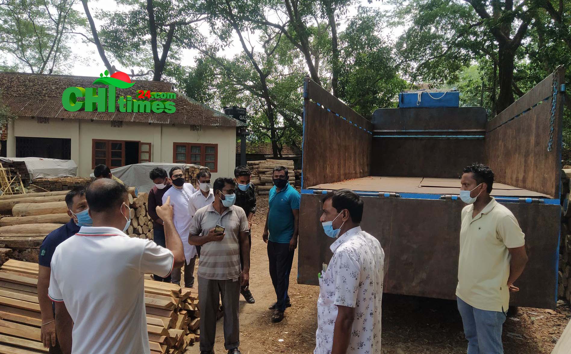 পাহাড়ে অস্ত্রধারীদের যোগান দিচ্ছে রাঙামাটির কাঠ পাচারকারিরা! 