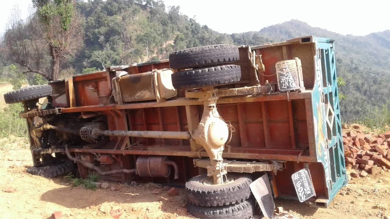 থানচিতে মালবাহী ট্রাক উল্টে ড্রাইভারসহ আহত ৫