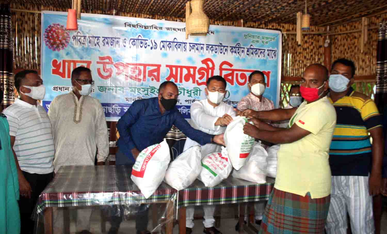 শান্তি পরিবহণের সাধারন মালিকদের উদ্যোগে খাদ্য সামগ্রী বিতরণ