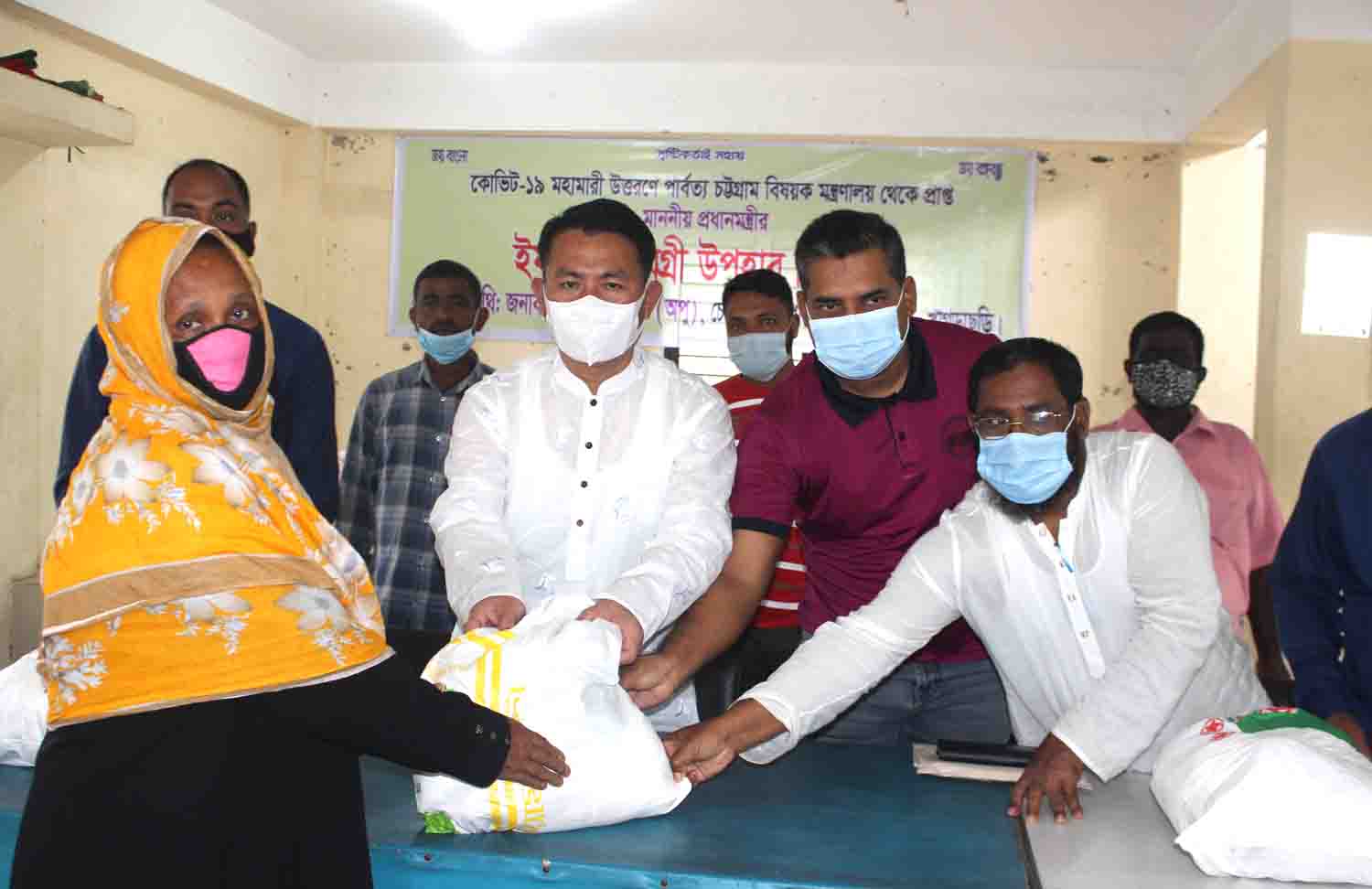 শ্রমিকলীগের উদ্যোগে খাগড়াছড়িতে ১শ পরিবার পেল ইফতার সামগ্রী