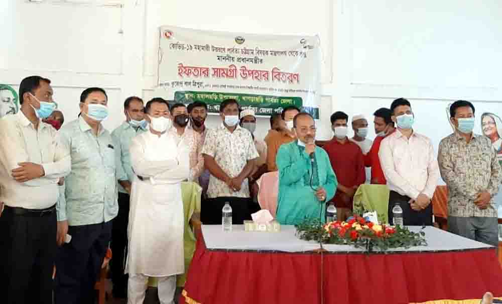 মহালছড়িতে প্রধানমন্ত্রীর ইফতার সামগ্রী পেল কর্মহীন ৭শ পরিবার