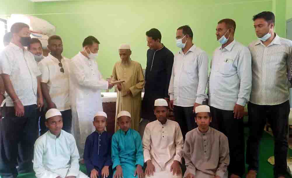 ঈদের নতুন পোশাক নিতে দিলেন ১ লক্ষ টাকা