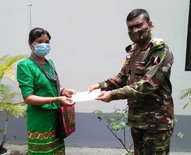 বান্দরবানে দুস্থ-অসহাদের মাঝে নগদ অর্থ ও সেলাই মেশিন বিতরণ