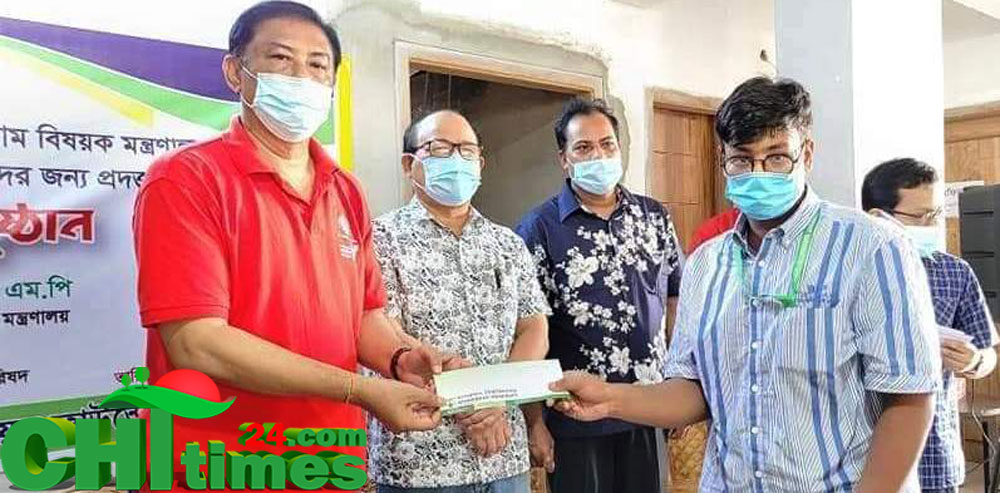 বান্দরবানে বিশ্ববিদ্যালয় শিক্ষার্থীদের অনুদান দিলো পার্বত্য মন্ত্রণালয়