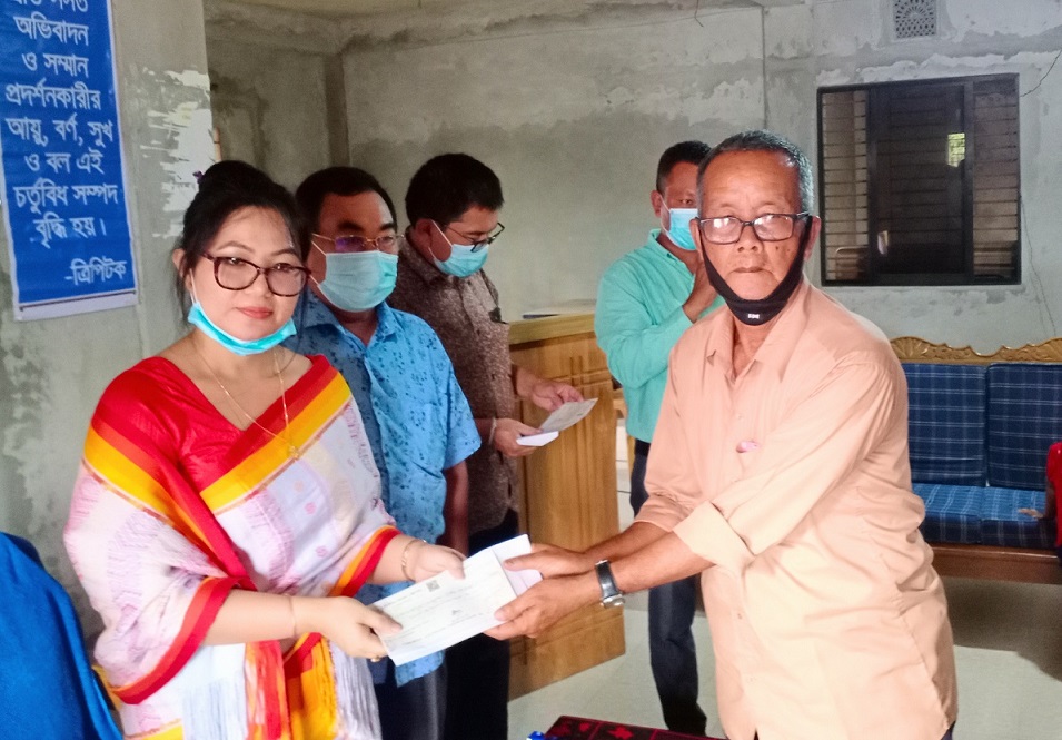 খাগড়াছড়িতে ৫৮টি বৌদ্ধ মন্দিরে সাড়ে ৭ লক্ষ টাকার চেক বিতরণ