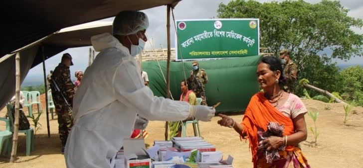 মহালছড়িতে সেনাবাহিনীর ত্রাণ সামগ্রী বিতরণ ও বিনামূল্যে চিকিৎসা সেবা