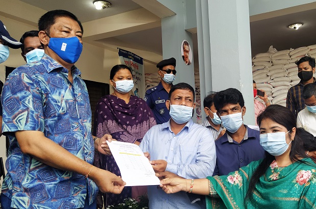 বান্দরবানে ঈদ-উল-আযহা উপলক্ষে ভিজিএফ চাল বিতরন
