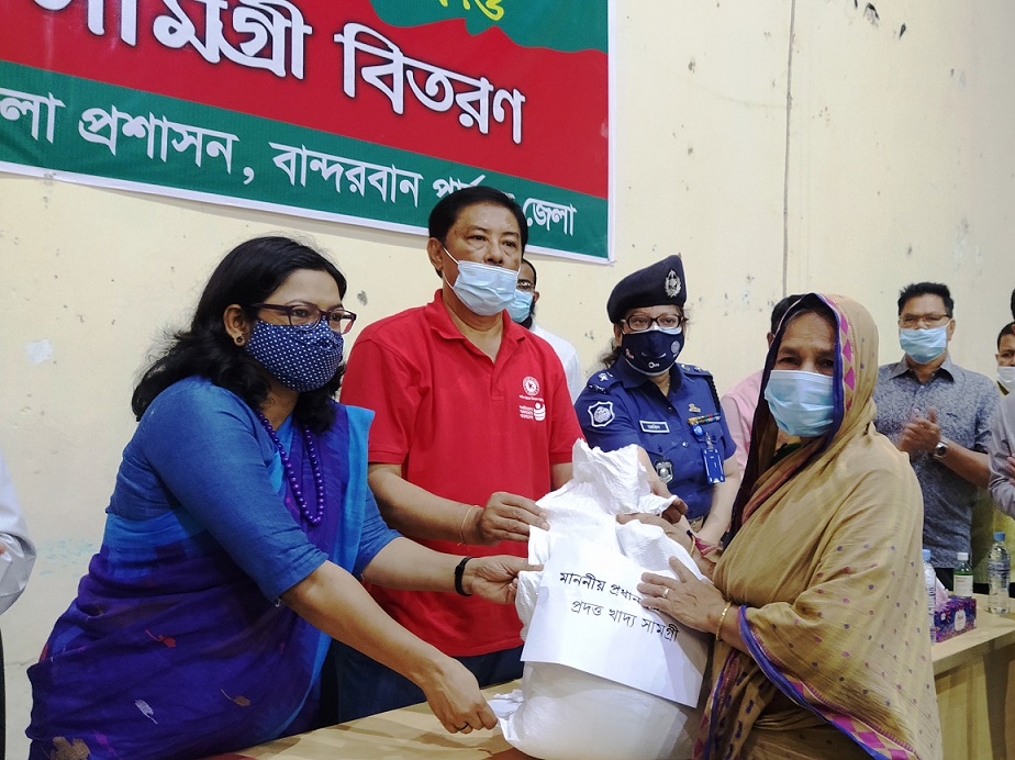 বান্দরবানে কর্মহীন অসহায় মানুষের মাঝে ত্রাণ সামগ্রী বিতরণ
