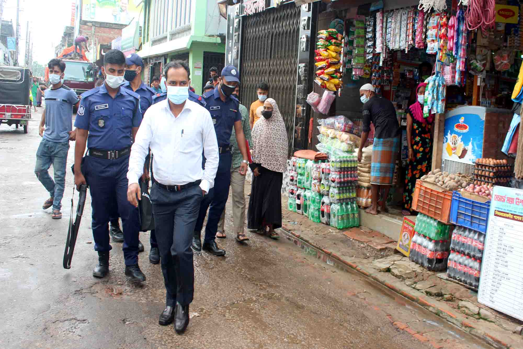 কঠোর লকডাউন নির্দেশনা বাস্তবায়নে খাগড়াছড়িতে মাঠে প্রশাসন