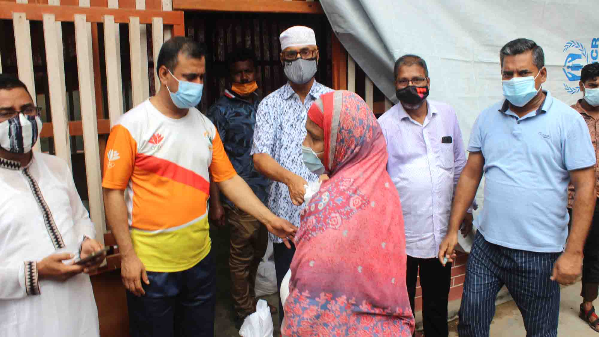 এক হাজার পরিবারকে আলম পরিবারের খাদ্য সামগ্রী বিতরণ