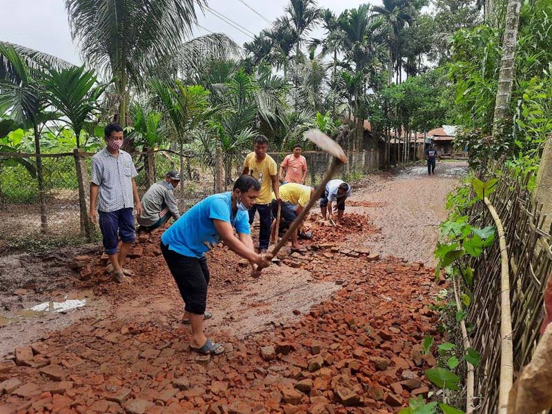 মহালছড়িতে নিজ উদ্যেগে এলাকাবাসীর রাস্তা মেরামত