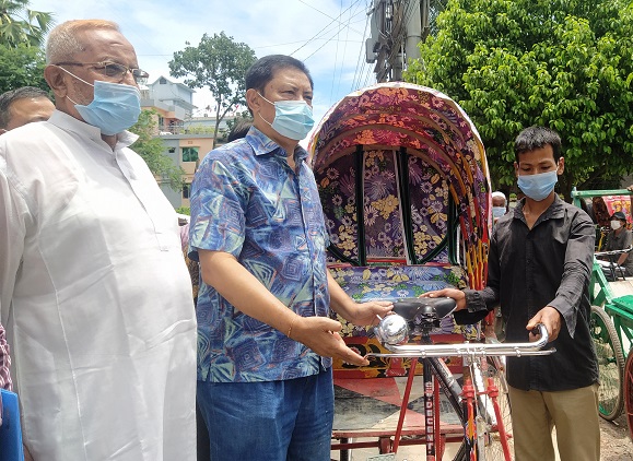 বান্দরবানে ভ্যান ঠেলাগাড়ী ও রিকশা বিতরণ 
