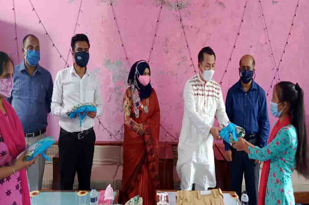খাগড়াছড়িতে শিশু পরিবারের শিক্ষার্থীরা পেল ঈদের নতুন পোশাক 