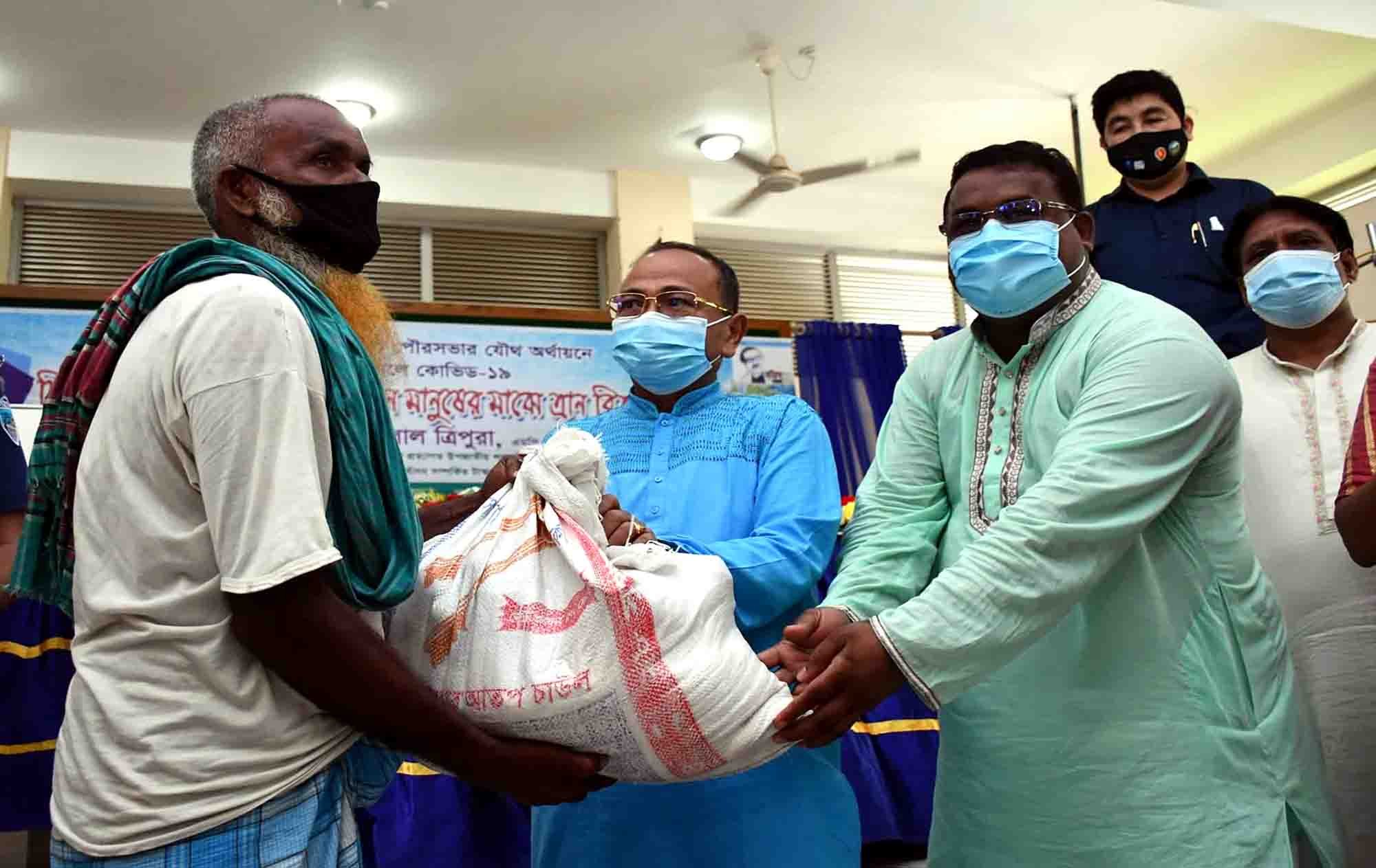 মাটিরাঙ্গায় চিকিৎসা সামগ্রী ও ত্রান বিতরণ