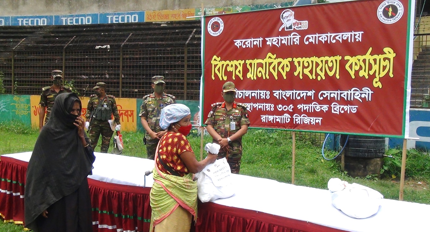 নিজস্ব রেশন দরিদ্রদের মাঝে বিলিয়ে দিলো সেনাবাহিনী