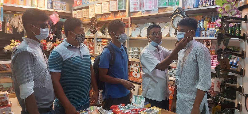  শিশুদের মাস্ক পড়িয়ে সচেতনতা সৃস্টি করেছেন গনমাধ্যমকর্মীরা