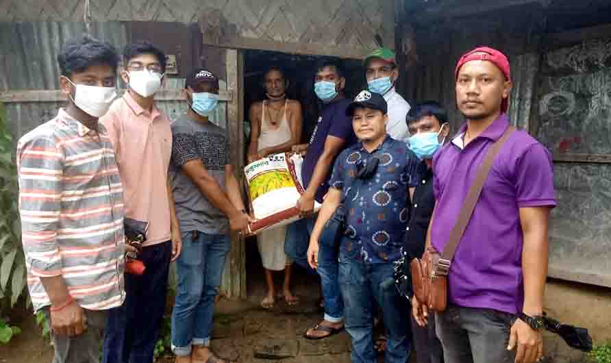 অসহায় ব্রাহ্মণ ও অগ্নিদগ্ধ স্ত্রীর পাশে 