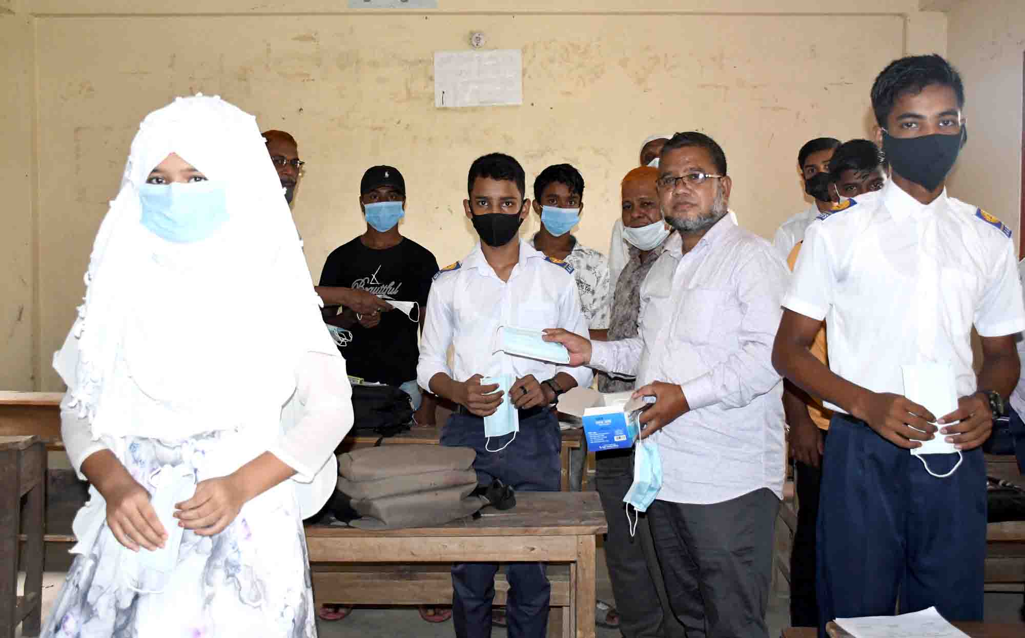 খাগড়াছড়িতে করোনা প্রতিরোধে সুরক্ষা সামগ্রী বিতরণ