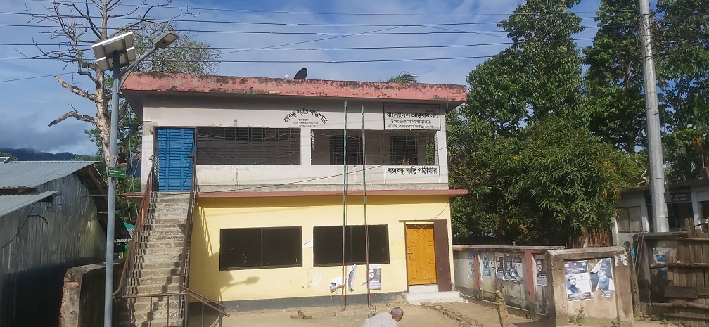পাঠাগার দখল করে উপজেলা ও ইউপি চেয়ারম্যানের বসবাসের অভিযোগ!