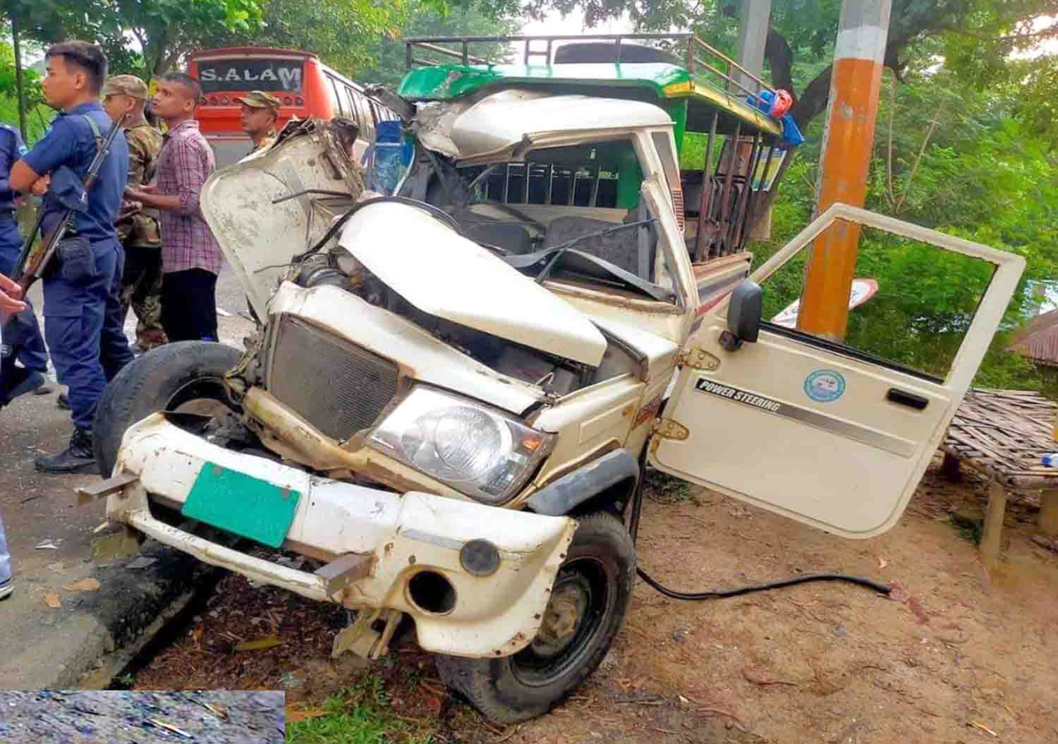 নাইট কোচ-পুলিশ বহনকারী পিকআপের সংঘর্ষ