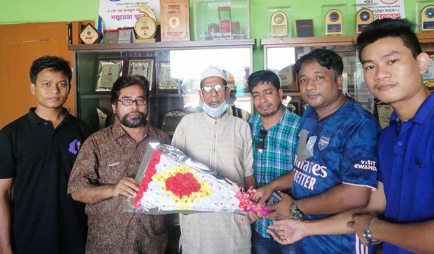 শান্তি সম্মাননা পাওয়ায় মকছুদ আহমেদকে ফুলেল শুভেচ্ছা জানালো সাংবাদিক নেতৃবৃন্দ