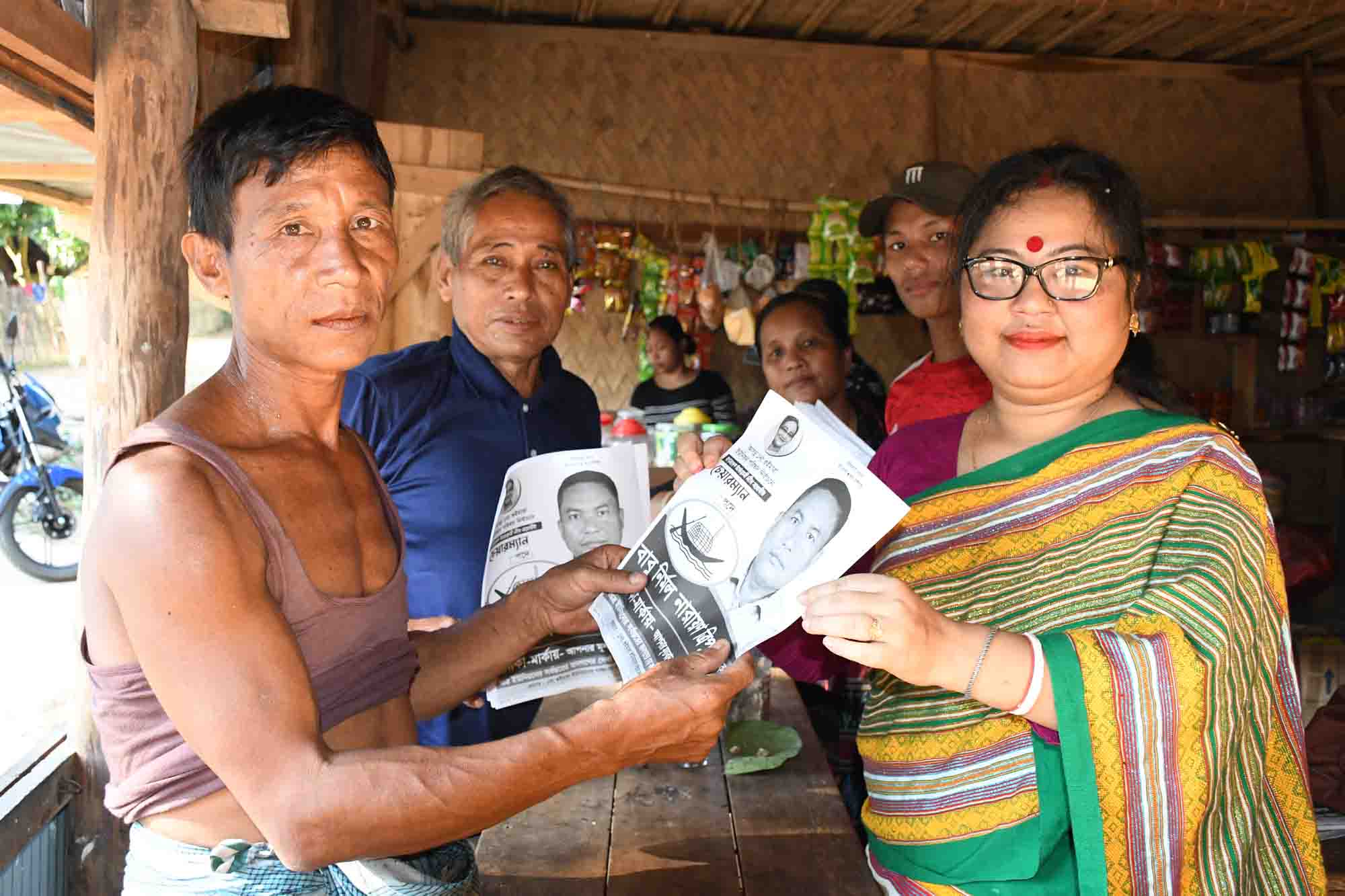 নৌকার জয় নিশ্চিতে ভোটারদের দুয়ারে ঝর্ণা