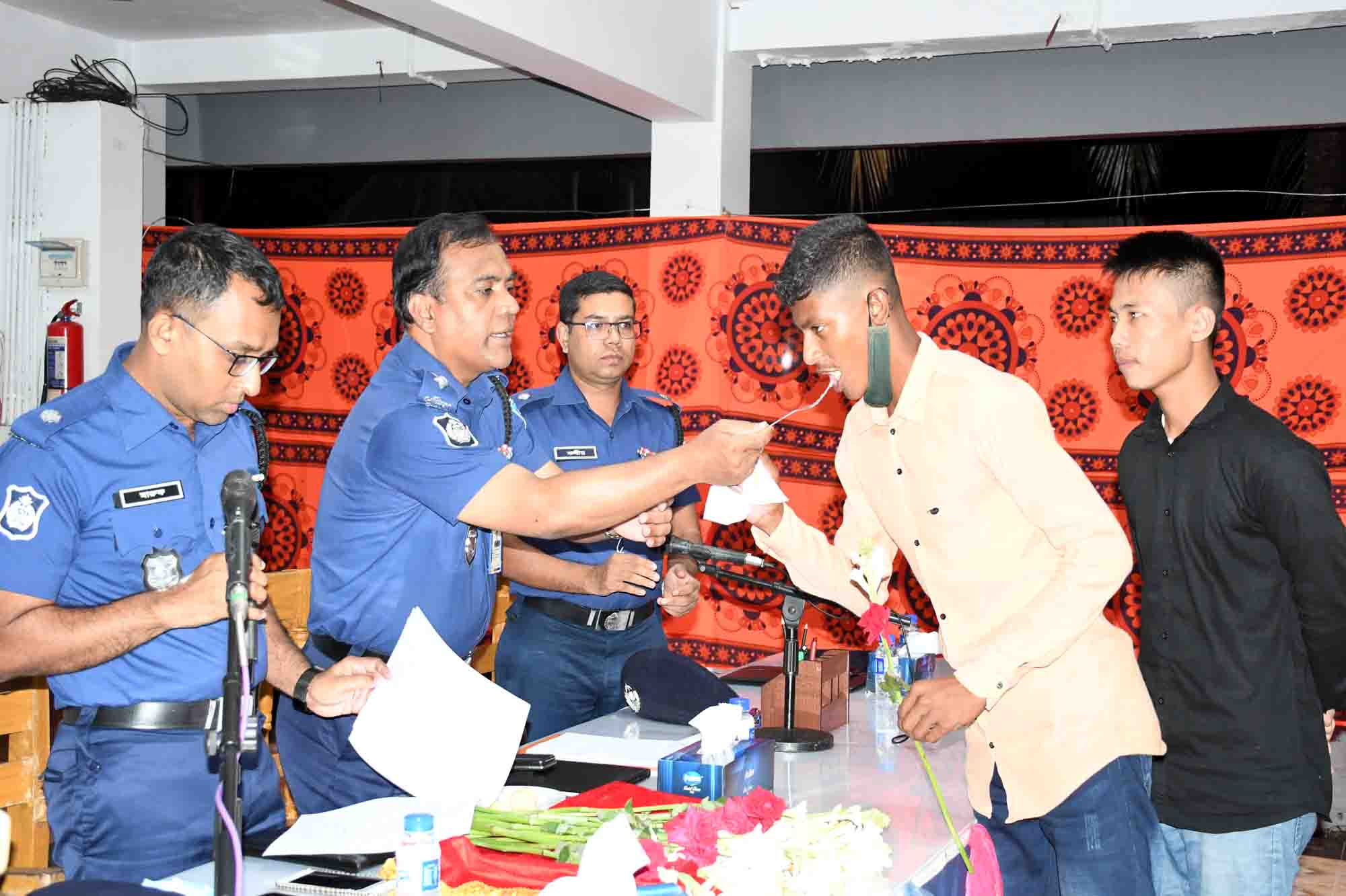 ১’শ টাকায় খাগড়াছড়িতে বাংলাদেশ পুলিশে চাকুরী