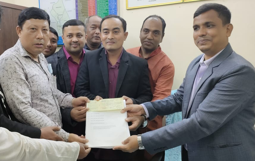 উৎসব আমেজে মনোনয়নপত্র দাখিল নৌকার মাঝিদের