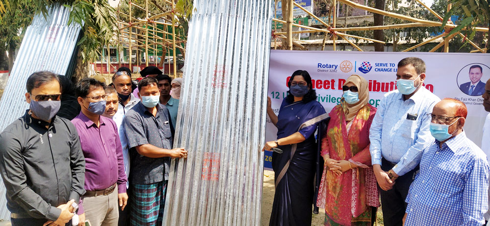 বান্দরবানে সুবিধা বঞ্চিতদের পাশে দাঁড়ালো রোটারি ক্লাব