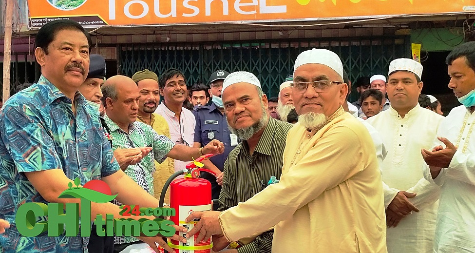 বান্দরবান বাজারে অগ্নি নির্বাপন যন্ত্র বিতরণ