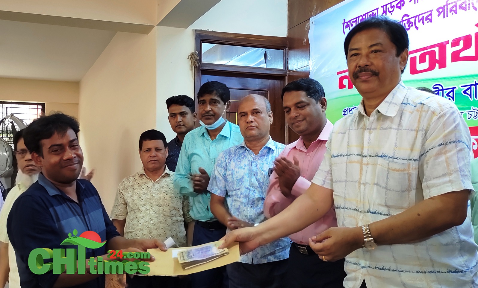 বান্দরবানে নগদ অর্থ বিতরণ করলেন পার্বত্যমন্ত্রী