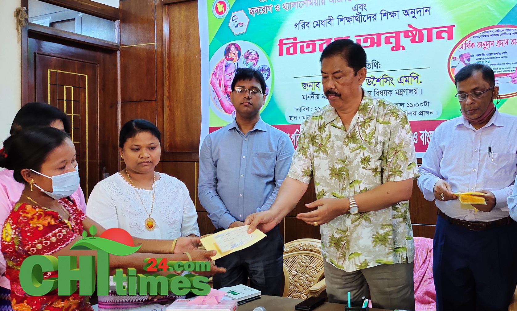 বান্দরবানে চিকিৎসায় অনুদানের চেক ও শিক্ষার্থীদের মাঝে অনুদানের অর্থ বিতরণ