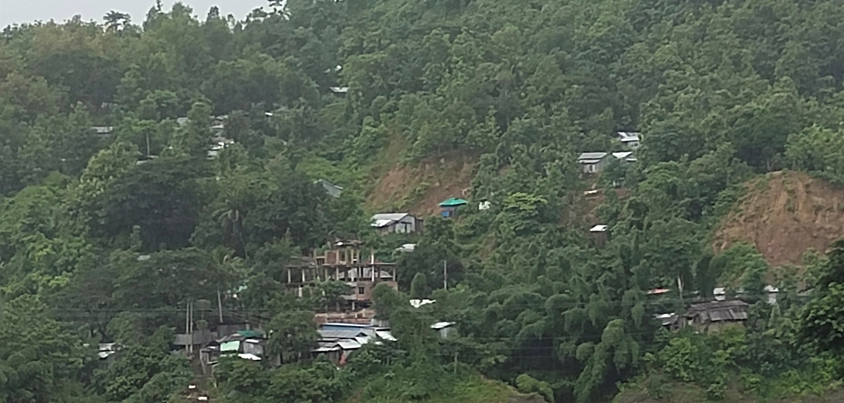 বান্দরবানে ঝুঁকিতে কয়েক হাজার বসতঘর, আশ্রয় কেন্দ্রে যেতে মাইকিং