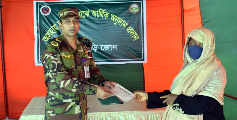 খাগড়াছড়িতে অসহায়-দুস্থদের মাঝে সেনাবাহিনীর আর্থিক অনুদান 